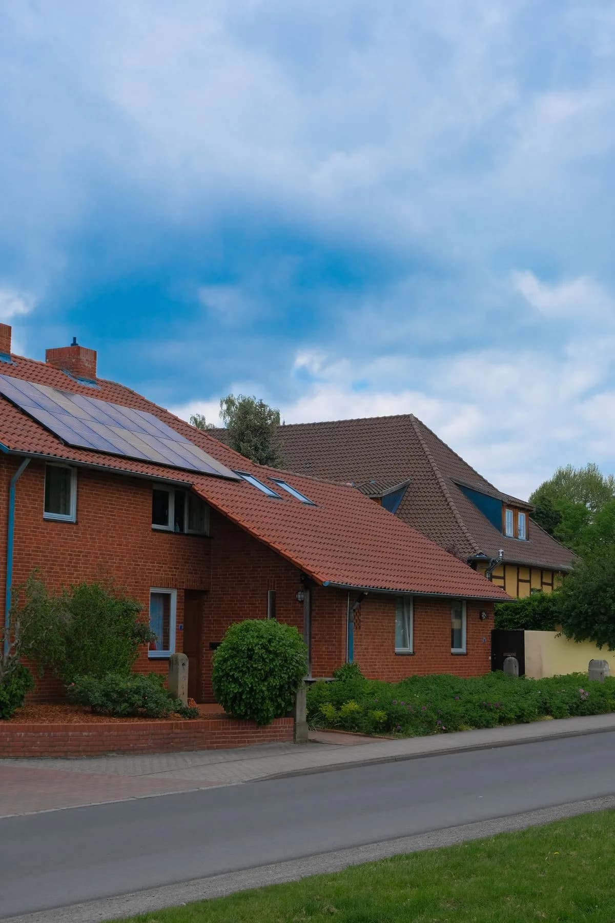 Dom jednorodzinny z panelami fotowoltaicznymi na dachu - magazyn energii 10 kWh pozwala zmagazynowac nadwyzki i zuzyc wieczorem