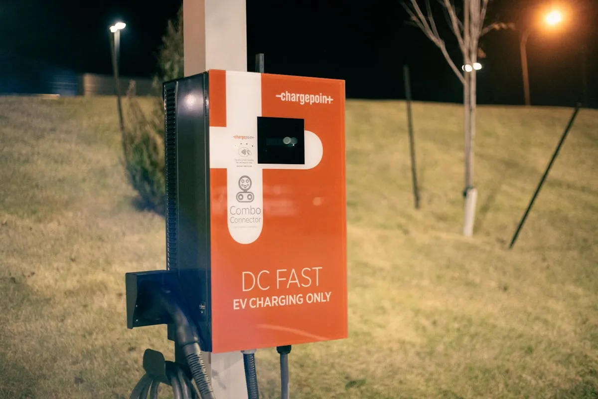 Stacja ladowania samochodu elektrycznego noca - taryfa G12 pozwala ladowac EV taniej po 22:00