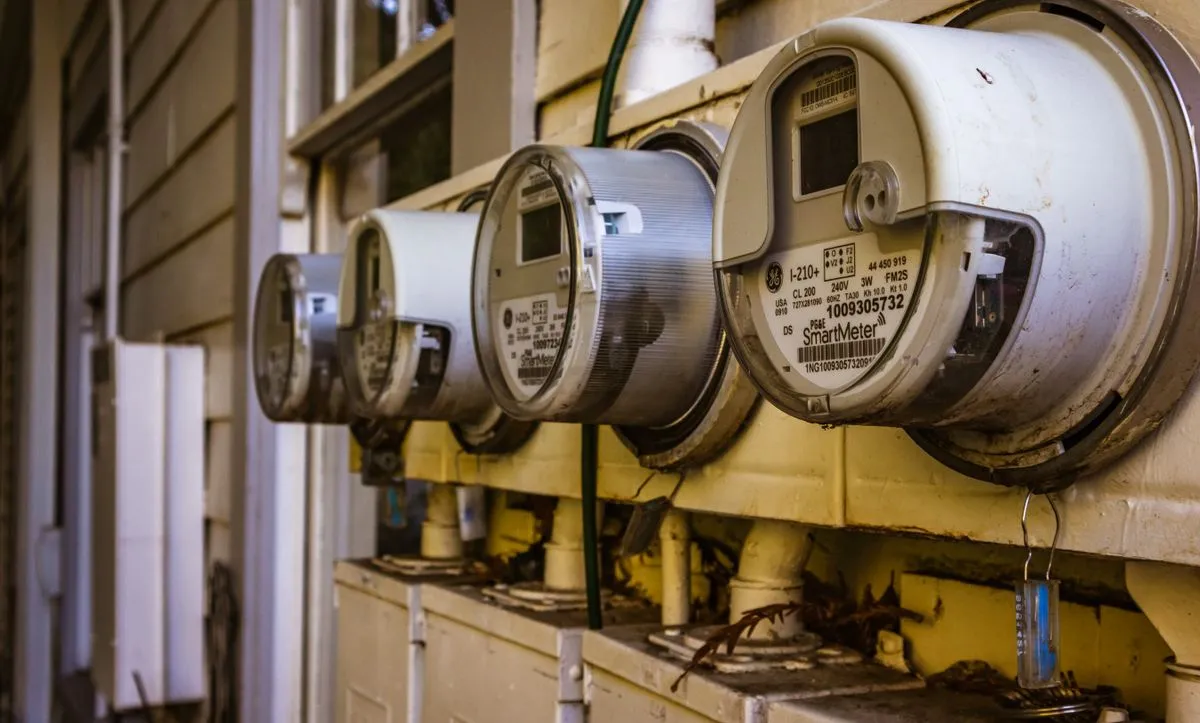 Liczniki energii elektrycznej zamontowane na scianie budynku mieszkalnego